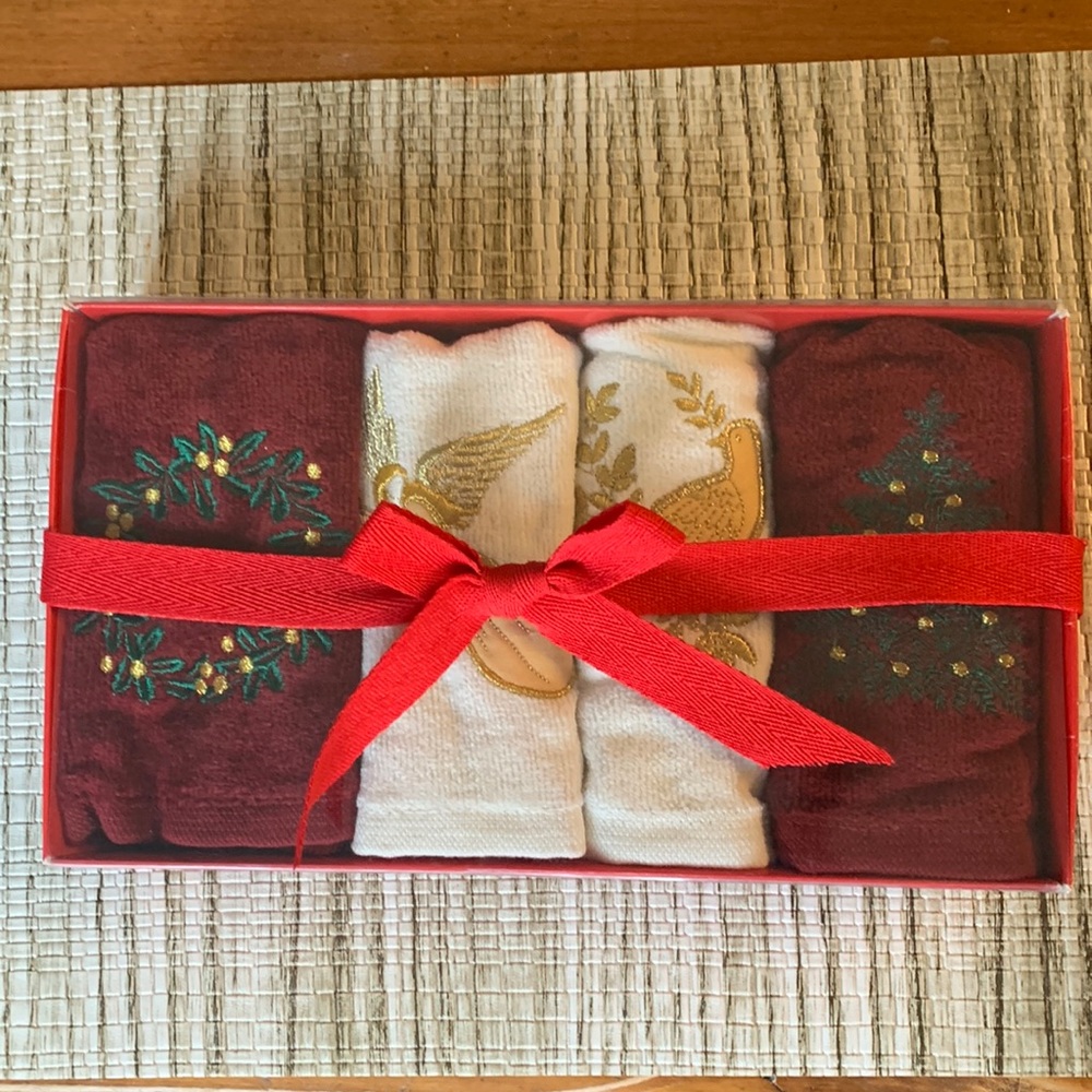 Home Collection Christmas 4 piece fingertip towel set ~ NEW